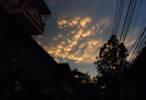 Hiện tượng thiên nhiên kỳ lạ này bao phủ một khu vực khá rộng trên bầu trời khiến người dân Hà Nội tò mò và thích thú. Những địa điểm quan sát rõ nhất hiện tượng này là các khu vực: Cầu Giấy, Mỹ Đình, Ba Đình, Đống Đa…