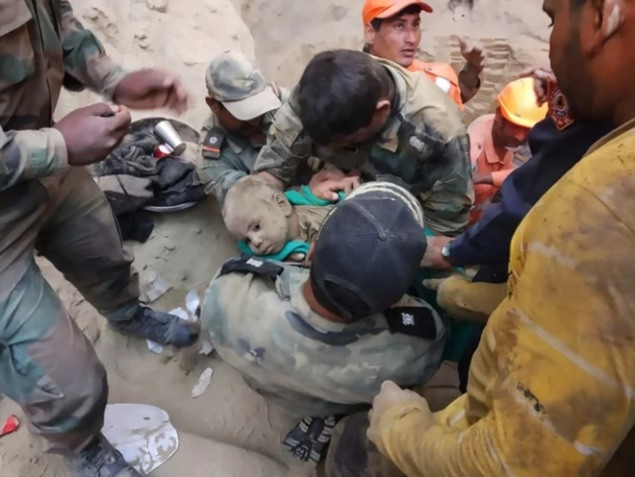 Đồng thời, đội cứu hộ cung cấp oxy, bánh quy và nước trái cây cho Nadeem. Sau 2 ngày nỗ lực giải cứu, đội cứu hộ cuối cùng đưa được đứa trẻ ra khỏi giếng thành công.