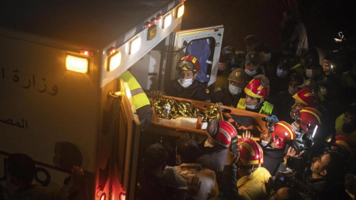 Tuy nhiên, đến 2m cuối cùng, đội giải cứu gặp thử thách nhất do có nguy cơ sạt lở đất. Vì vậy, họ quyết định đào bằng tay để phòng trừ tình huống này. Đồng thời, nhân viên cứu hộ đào một đường hầm ngang. Cuối cùng, họ tiếp cận được vị trí của nạn nhân vào đêm 5/2/2022. Tuy nhiên, lúc này cậu bé Rayan đã tử vong.