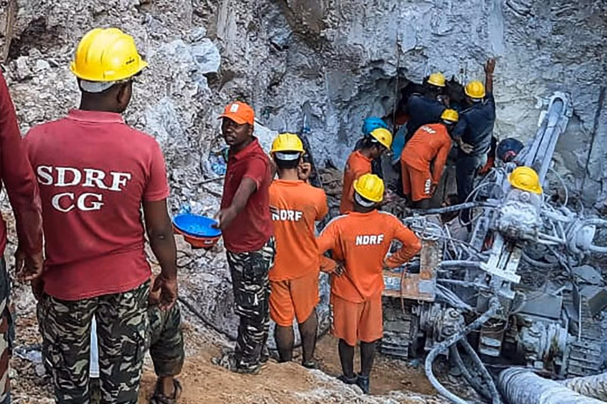 Hoạt động giải cứu cậu bé Rahul gặp nhiều khó khăn do thời tiết xấu, địa hình nhiều đá và xuất hiện những con vật có độc như rắn và bọ cạp. Để cứu cậu bé, nhân viên cứu hộ đã đào một hố sâu 21m song song với giếng. Sau đó, họ thiết lập đường hầm khác dài 4m, nối hố với giếng để đưa cậu bé ra ngoài.