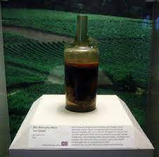 Sở dĩ chai rượu vẫn giữ nguyên trạng thái chất lỏng bên trong suốt hàng nghìn năm là do được bịt bằng sáp ong thay vì nút bần - thứ sẽ mục nát qua thời gian khiến rượu bay hơi ra ngoài.