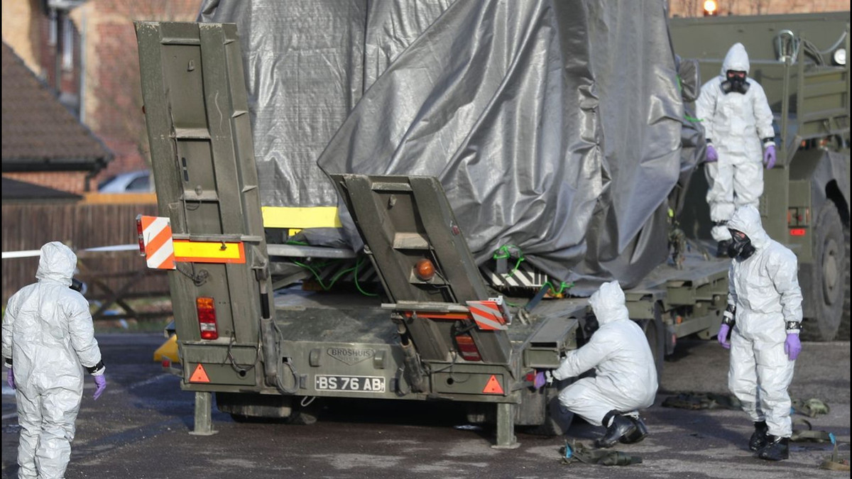 Theo các chuyên gia, Novichok dễ dàng qua mắt an ninh vì nó được tạo ra từ 2 hóa chất nông nghiệp hợp pháp. Hai hóa chất này ở riêng thì vô hại. Thế nhưng, khi kết hợp với nhau chúng trở thành chất độc chết người sau quá trình bào chế vô cùng phức tạp.