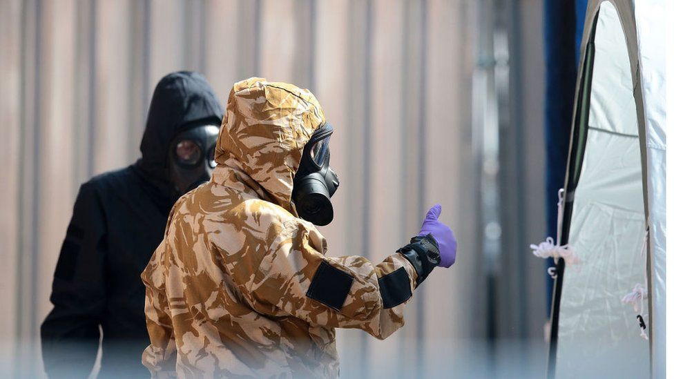Theo các chuyên gia, chất độc thần kinh Novichok đã được các nhà khoa học Liên Xô nghiên cứu và phát triển vào những năm 1970. Sự tồn tại của Novichok được ông Vil Mirzayanov - nhà khoa học thuộc Viện Nghiên cứu hóa hữu cơ và công nghệ của Nga công bố vào năm 1991.