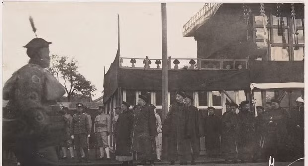 Đặc biệt, triều đình nhà Thanh còn chuẩn bị cả một đội quân bằng giấy và đất nung được xếp thành hàng trước khi đốt tại Tử Cấm Thành vào 2 ngày trước lúc tang lễ diễn ra.