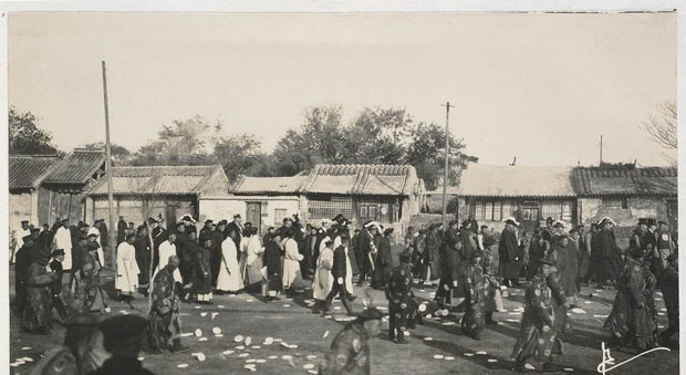 Ngoài ra, vào ngày đưa tang, 128 người khiêng linh cữu của Từ Hy Thái hậu. Nhiều văn võ bá quan trong triều tham dự tang lễ, đưa bà tới nơi yên nghỉ ở Thanh Đông Lăng. Cùng với đó, hàng ngàn người dân đứng hai bên đường theo dõi sự kiện này.