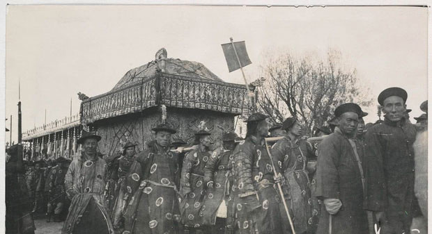 Một trong những điều gây chú ý trong tang lễ của Từ Hy Thái hậu đó là việc sử dụng lượng lớn đồ vàng mã. Người ta chuẩn bị rất nhiều tiền mã, hình nhân, đồng hồ, y phục, trang sức... bằng vàng mã nhưng giống như thật. Chúng được đốt hết để Thái hậu sẽ tiếp tục có cuộc sống vương giả khi ở thế giới bên kia.