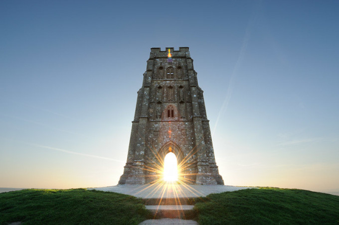 Đồi Glastonbury Tor, Somerset, Anh được nhiều người biết đến với truyền thuyết cho rằng đây là một cánh cổng dẫn tới thế giới khác. Trên ngọn đồi này không có cây cối hay nhà dân. Nơi đây chỉ có duy nhất tòa tháp thuộc nhà thờ Thánh Michael được xây dựng từ thời Trung cổ.
