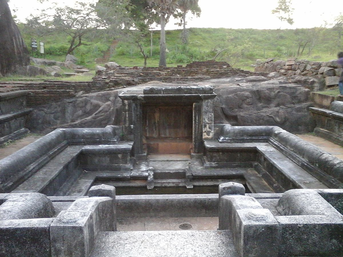 Dù những truyền thuyết trên chưa được kiểm chứng nhưng mỗi năm nơi đây thu hút nhiều du khách tới thăm để chiêm ngưỡng di tích cổ bằng đá được người xưa chạm khắc khá tinh xảo.