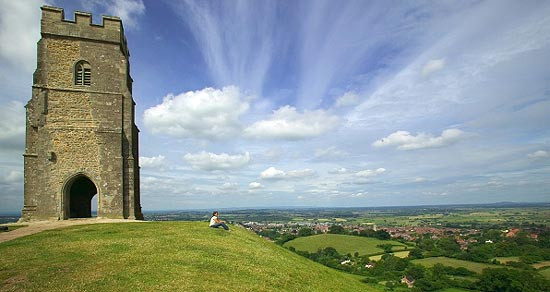 Theo các truyền thuyết về hòn đảo bí ẩn Avalon và nhà vua nổi tiếng Arthur, khi tới ngọn đồi Glastonbury Tor, những người may mắn sẽ nhìn thấy cánh cổng dẫn vào Avalon - một thế giới được mô tả như thiên đường. Tại đây, thời gian ngừng trôi và mọi người sẽ mãi mãi trẻ trung, xinh đẹp.