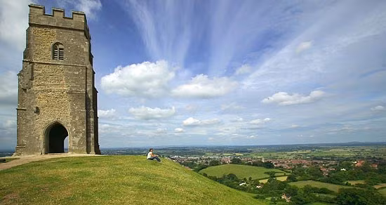 Theo các truyền thuyết về hòn đảo bí ẩn Avalon và nhà vua nổi tiếng Arthur, khi tới ngọn đồi Glastonbury Tor, những người may mắn sẽ nhìn thấy cánh cổng dẫn vào Avalon - một thế giới được mô tả như thiên đường. Tại đây, thời gian ngừng trôi và mọi người sẽ mãi mãi trẻ trung, xinh đẹp.
