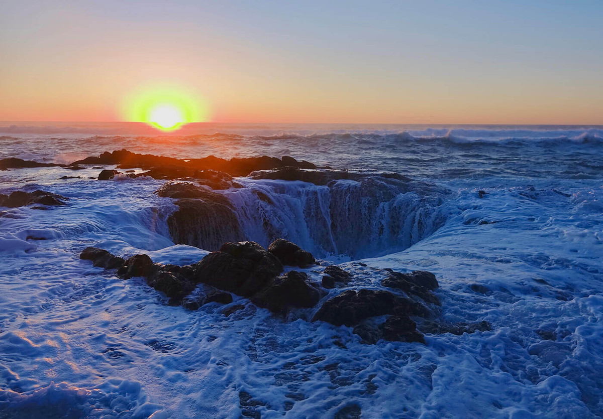 Khi thủy triều lên hoặc xảy ra bão, nước từ giếng thần Thor sẽ trào ra và phun lên những tảng đá xung quanh tạo nên một cảnh tượng vô cùng độc đáo. Đến nay, các nhà khoa học vẫn chưa tìm ra độ sâu của hồ sụt này. Thế nhưng, một số tài liệu ghi chép nó sâu khoảng 6m và được đề cập trong nhiều truyền thuyết rằng đây chính là một cánh cổng dẫn tới thế giới khác song chưa được khoa học kiểm chứng.