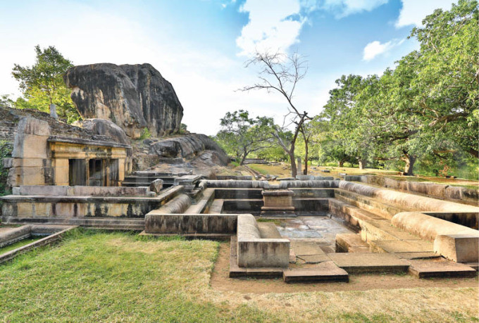 Công viên Ranmasu Uyana ở Sri Lanka còn có tên gọi khác là "những Cánh cổng Sao". Một số người tin vào truyền thuyết kể rằng đây là cánh cổng mà người xưa dùng để liên lạc với thần linh, thậm chí là người ngoài hành tinh.