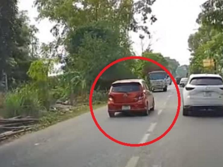 Video: Bị lái xe cẩu ép xe, tài xế ô tô thoát đại nạn Video: Bi lai xe cau ep xe, tai xe o to thoat dai nan