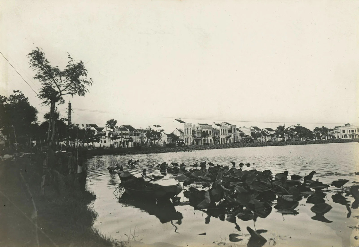 Hồ Hoàn Kiếm thơ mộng. Nhiều ngôi nhà nằm sát bên bờ hồ.