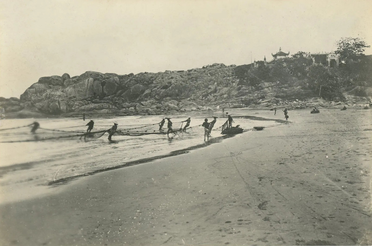 Các ngư dân kéo lưới ở bãi biển Đồ Sơn, Hải Phòng.