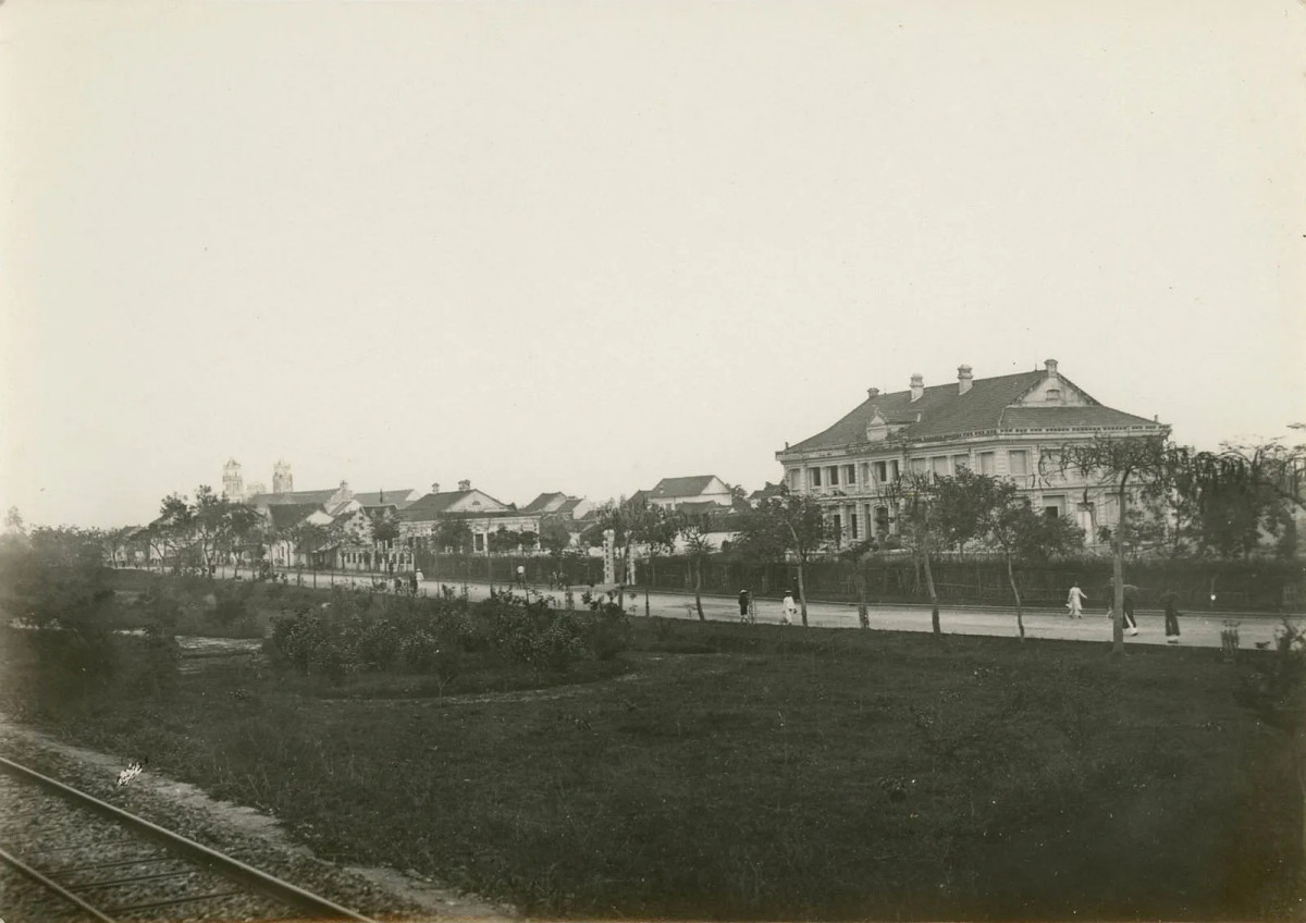 Một tòa nhà mang phong cách kiến trúc Pháp nằm gần đường tàu ở Bắc Ninh.