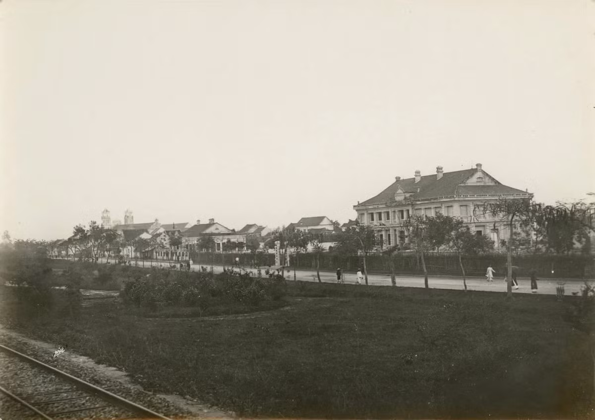 Một tòa nhà mang phong cách kiến trúc Pháp nằm gần đường tàu ở Bắc Ninh.