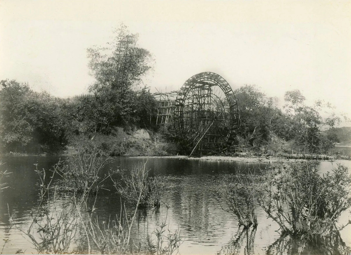 Một bánh xe nước ở ngoại thành.