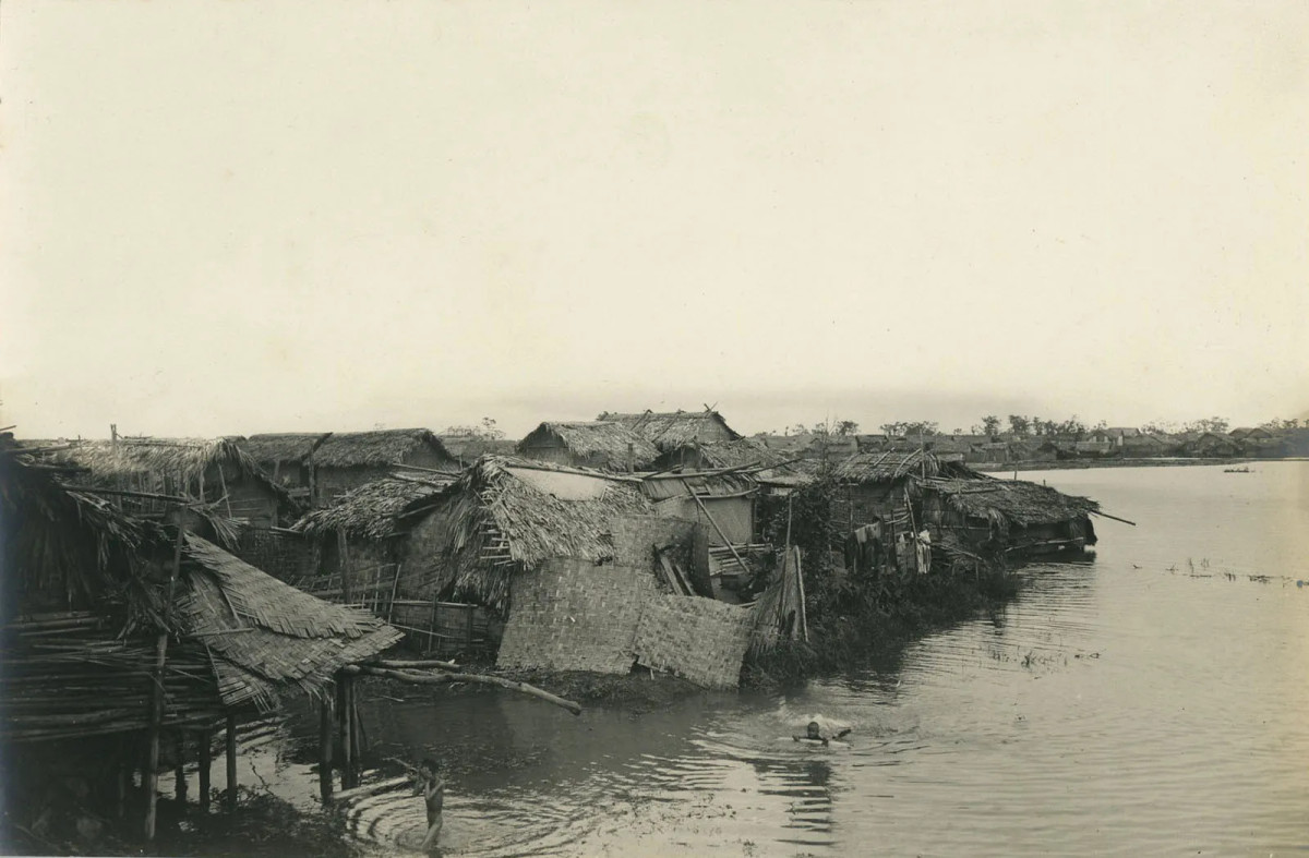 Những ngôi nhà mái lá san sát nhau ở ngôi làng nằm ở ngoại ô Hà Nội những năm 1900.