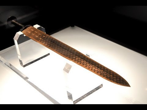 Ngoài ra, thanh kiếm "bất tử" của Việt Vương Câu Tiễn còn là bằng chứng về kỹ thuật chế tác kiếm tuyệt diệu của các nghệ nhân thời Xuân Thu. Theo các chuyên gia, thanh kiếm trên được xem là kiểu kiếm thẳng đầu tiên với hai lưỡi đều sắc bén.