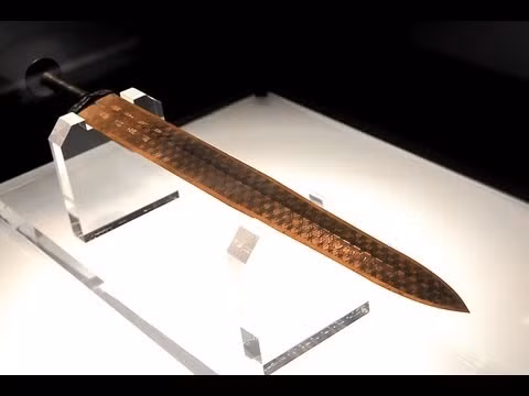 Ngoài ra, thanh kiếm "bất tử" của Việt Vương Câu Tiễn còn là bằng chứng về kỹ thuật chế tác kiếm tuyệt diệu của các nghệ nhân thời Xuân Thu. Theo các chuyên gia, thanh kiếm trên được xem là kiểu kiếm thẳng đầu tiên với hai lưỡi đều sắc bén.