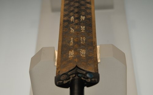 Căn cứ vào các nét chữ khắc và biểu tượng trên thanh kiếm, các nhà nghiên cứu kết luận đó là bảo kiếm của Việt Vương Câu Tiễn (496 trước Công nguyên - 465 trước Công nguyên).