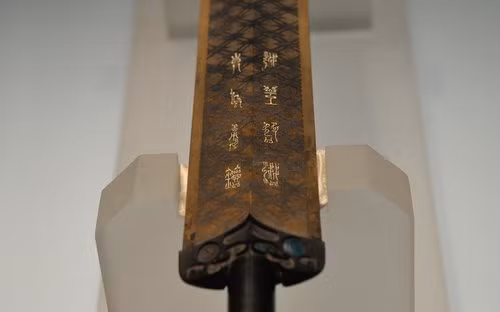 Căn cứ vào các nét chữ khắc và biểu tượng trên thanh kiếm, các nhà nghiên cứu kết luận đó là bảo kiếm của Việt Vương Câu Tiễn (496 trước Công nguyên - 465 trước Công nguyên).