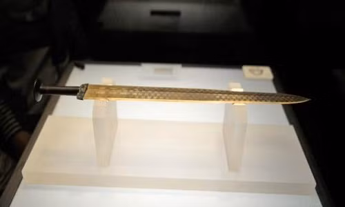 Thanh bảo kiếm dài khoảng 55,7 cm, nặng 875 gram. Riêng phần lưỡi kiếm rộng 4,6 cm, chuôi kiếm dài 8,4 cm. Kết quả thử nghiệm của các chuyên gia cho thấy thanh kiếm của Việt Vương Câu Tiễn vô cùng sắc bén khi nó có thể dễ dàng cắt xuyên qua một chồng gồm 20 tờ.