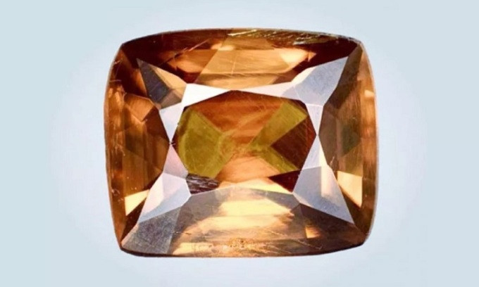 Cơ sở dữ liệu khoáng chất của Viện Công nghệ California mô tả tinh thể quý hiếm đó là một viên đá quý màu cam sậm nhỏ (1,61 karar). Nó được Hiệp hội Khoáng chất Quốc tế chính thức công nhận vào năm 2015. Tuy nhiên, cho đến thời điểm hiện nay, giới nghiên cứu biết rất ít về khoáng chất kyawthuite.