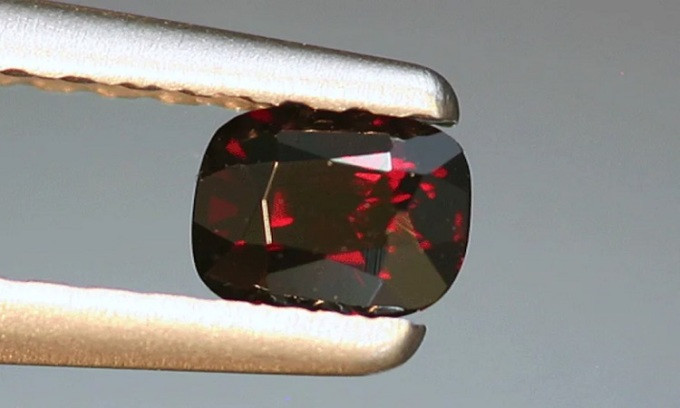 Một mẫu vật painite khác được tìm thấy ở Myanmar xuất hiện vào năm 1979. Tính đến năm 2001, đây là ba mẫu vật painite duy nhất được biết tới trên thế giới. Ảnh: Một viên đá painite khai quật ở Myanmar.