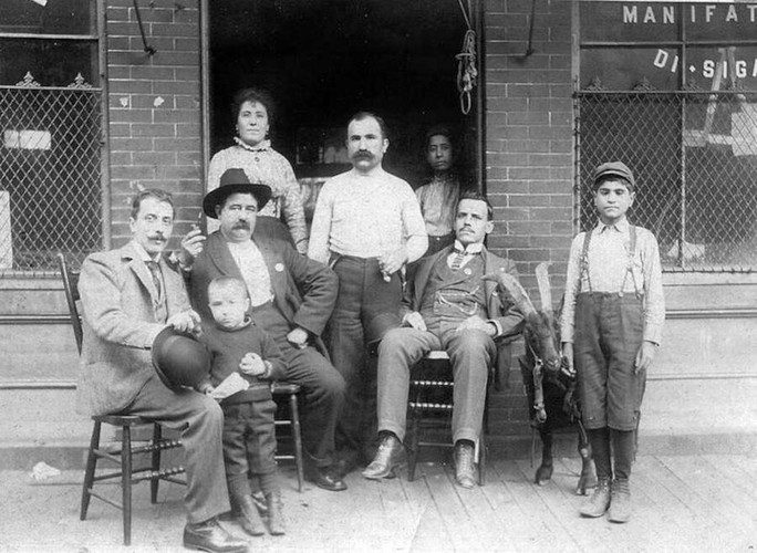 Ngoài các đàn em thân tín, người thân cận, gần gũi nhất với các trùm mafia khét tiếng Italy chính là vợ. Một số người trở thành bạn đời của các "bố già" và ở bên họ trong suốt nhiều nhiều năm.