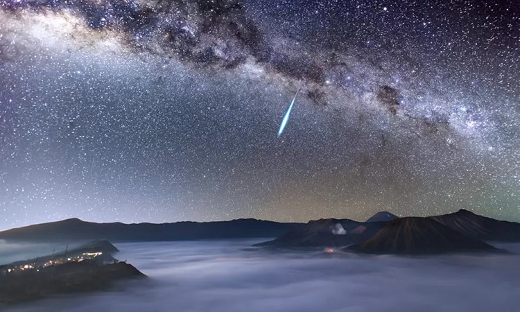 Ngày 6 - 7/5, mưa sao băng Eta Aquarids kỳ thú sẽ bùng nổ trên bầu trời. Thế nhưng, do diễn ra gần trùng với thời điểm Trăng tròn (ngay sau đêm có nguyệt thực nửa tối), ánh trăng sẽ cản trở không nhỏ đến việc quan sát mưa sao băng Eta Aquarids của những người yêu thiên văn.