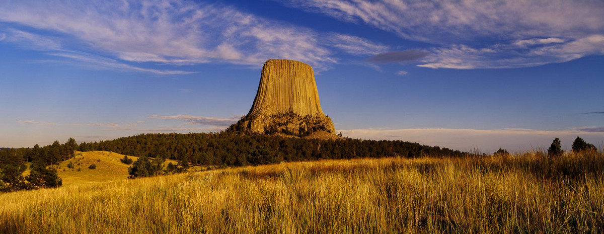 Devil Tower (tạm dịch Tháp Quỷ) ở Wyoming, Mỹ là một cấu trúc đá nguyên khối hay còn gọi là cổ núi lửa. Nó được tạo thành do hoạt động của núi lửa từ hàng chục triệu năm trước. Trên bề mặt của tháp có nhiều đường rãnh kỳ lạ mà những người dân địa phương tin rằng là do một con quái vật khổng lồ gây nên. Tổng thống Mỹ Theodore Roosevelt coi Tháp Quỷ là Đài tượng niệm quốc gia đầu tiên của Mỹ vào ngày 24/9/1906.