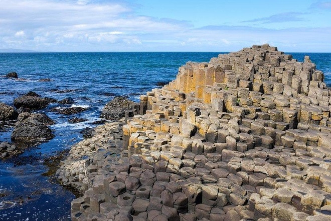 Giant's Causeway nổi tiếng Ireland nổi tiếng thế gới với khoảng 40.000 cột đá bazan đã tạo thành những bậc thang kỳ lạ dọc bờ Đại Tây Dương. Khu vực này đã được UNESCO công nhận là Di sản Thế giới.