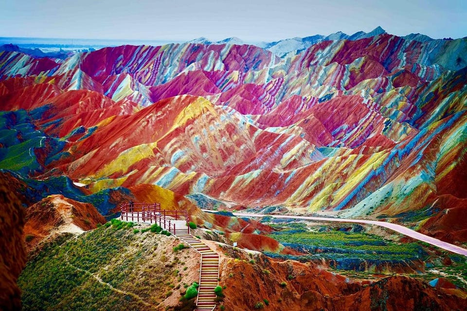 Dãy núi Zhangye Danxia của Trung Quốc nổi bật với những màu sắc rực rỡ và tươi sáng. Ngọn núi này được hình thành cách đây 27 triệu năm và mang vẻ đẹp có 1-0-2 trên thế giới. Nhiều người còn gọi nơi đây là "núi cầu vồng" vì sở hữu vẻ đẹp siêu thực.
