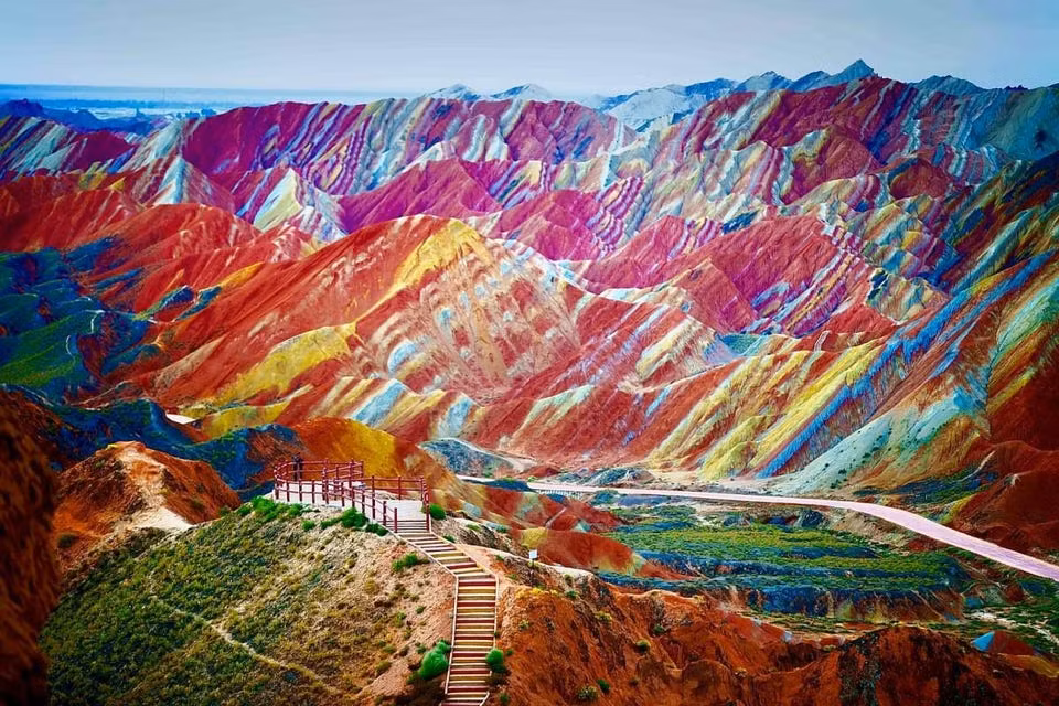 Dãy núi Zhangye Danxia của Trung Quốc nổi bật với những màu sắc rực rỡ và tươi sáng. Ngọn núi này được hình thành cách đây 27 triệu năm và mang vẻ đẹp có 1-0-2 trên thế giới. Nhiều người còn gọi nơi đây là "núi cầu vồng" vì sở hữu vẻ đẹp siêu thực.