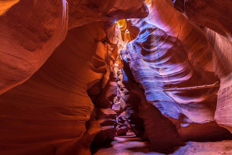 Hẻm núi Antelope tuyệt đẹp ở Arizona, Mỹ là một hẻm núi sa thạch được tạo thành do những trận lụt và gió mùa qua hàng triệu năm.