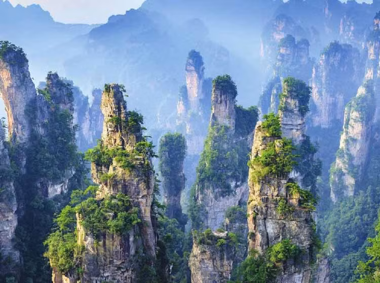 Ngọn núi gồ ghề, hiểm trở và hùng vĩ Tianzi ở Trung Quốc hấp dẫn du khách bởi vẻ đẹp ấn tượng. Không những vậy, vùng đất độc đáo này còn được nhiều người biết đến hơn khi từng được mô phỏng trong bộ phim bom tấn “Avatar”.