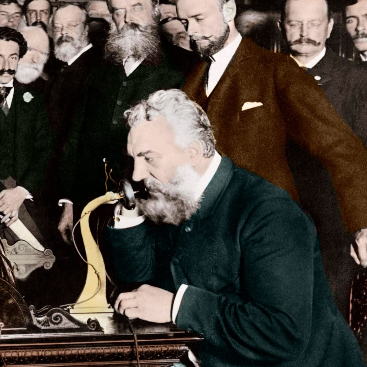 Từ đó cho đến nay, điện thoại dần trở thành phương tiên liên lạc phổ biến nhất của con người và có tác động đến nhiều lĩnh vực trong đời sống. Khi nhà phát minh Alexander qua đời ngày 2/8/1922, tất cả các dịch vụ điện thoại ở Mỹ và Canada đã ngừng hoạt động trong một phút để vinh danh ông.