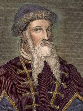 Máy in ra đời trong khoảng thời gian từ năm 1440 - 1450 là sáng chế tuyệt vời của nhà phát minh người Đức Johannes Gutenberg. Ông là người đầu tiên trong lịch sử tạo ra một quy trình cơ giới hóa để chuyển mực sang giấy. Mực được ông làm từ dầu lanh và bồ hóng.