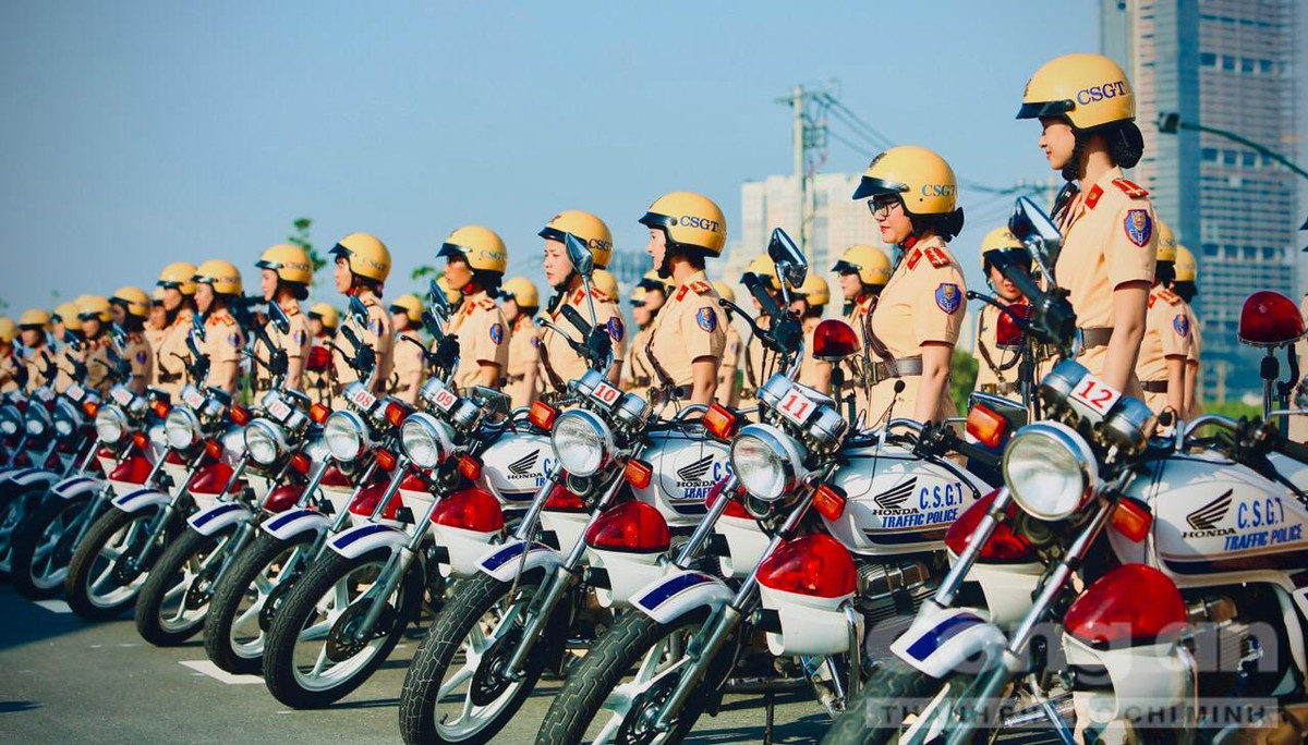 “Nhiều bạn được phân công ở vị trí ngồi sau xe môtô cũng thử sức với vị trí lái và đều thực hiện rất tốt. Điều đó chứng tỏ dù ở bất kỳ vị trí nào, mỗi cán bộ nữ CSGT dẫn đoàn cũng đều có thể hoàn thành tốt các nội dung đã được tập huấn” – đại úy Trần Lý Vinh Hạnh cho hay. (Ảnh CATPHCM)