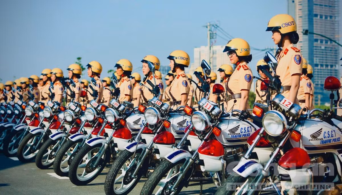 “Nhiều bạn được phân công ở vị trí ngồi sau xe môtô cũng thử sức với vị trí lái và đều thực hiện rất tốt. Điều đó chứng tỏ dù ở bất kỳ vị trí nào, mỗi cán bộ nữ CSGT dẫn đoàn cũng đều có thể hoàn thành tốt các nội dung đã được tập huấn” – đại úy Trần Lý Vinh Hạnh cho hay. (Ảnh CATPHCM)
