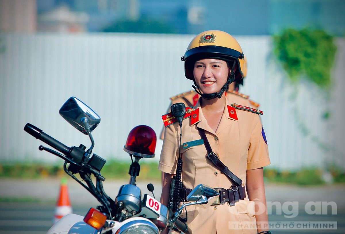 Đại úy Trần Lý Vinh Hạnh, cán bộ trong Đội hình nữ CSGT dẫn đoàn chia sẻ, những ngày ra sân với chiếc môtô 250, 750 phân khối có lẽ là những ngày háo hức hơn cả, bởi đó được coi như là trải nghiệm thực tế khi ngồi trên những chiếc môtô phân khối lớn bất kể là vị trí lái hay vị trí ngồi sau hướng dẫn giao thông. (Ảnh CATPHCM)
