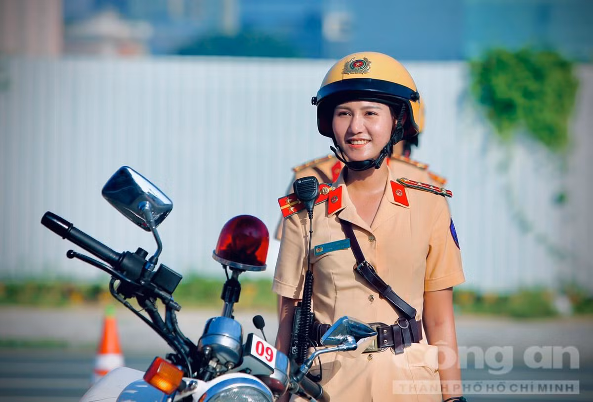 Đại úy Trần Lý Vinh Hạnh, cán bộ trong Đội hình nữ CSGT dẫn đoàn chia sẻ, những ngày ra sân với chiếc môtô 250, 750 phân khối có lẽ là những ngày háo hức hơn cả, bởi đó được coi như là trải nghiệm thực tế khi ngồi trên những chiếc môtô phân khối lớn bất kể là vị trí lái hay vị trí ngồi sau hướng dẫn giao thông. (Ảnh CATPHCM)