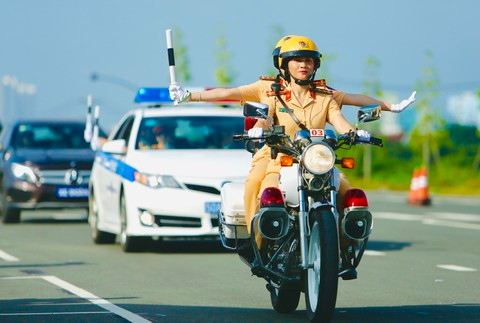 Ngay sau phần nghi lễ, các thành viên trong đội hình nữ dẫn đoàn đã tiến vào vị trí, thực hiện các bài kiểm tra thử thách từ đơn giản đến phức tạp; áp dụng đội hình vào công tác dẫn đoàn.