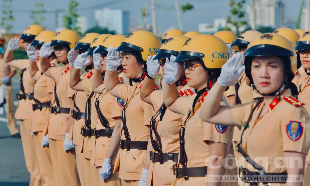 Và cũng với cái biệt danh “phi mã”, những “bóng hồng” xinh đẹp của lực lượng CATP sẽ lại tiếp tục tiếp nối truyền thống anh hùng của lực lượng Công an nhân dân, vững chắc tay lái, phấn đấu hết mình, hoàn thành tốt nhiệm vụ được giao. (Ảnh CATPHCM)