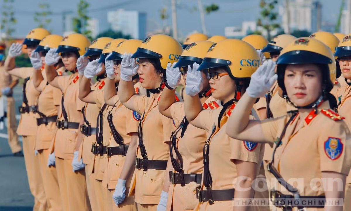 Và cũng với cái biệt danh “phi mã”, những “bóng hồng” xinh đẹp của lực lượng CATP sẽ lại tiếp tục tiếp nối truyền thống anh hùng của lực lượng Công an nhân dân, vững chắc tay lái, phấn đấu hết mình, hoàn thành tốt nhiệm vụ được giao. (Ảnh CATPHCM)