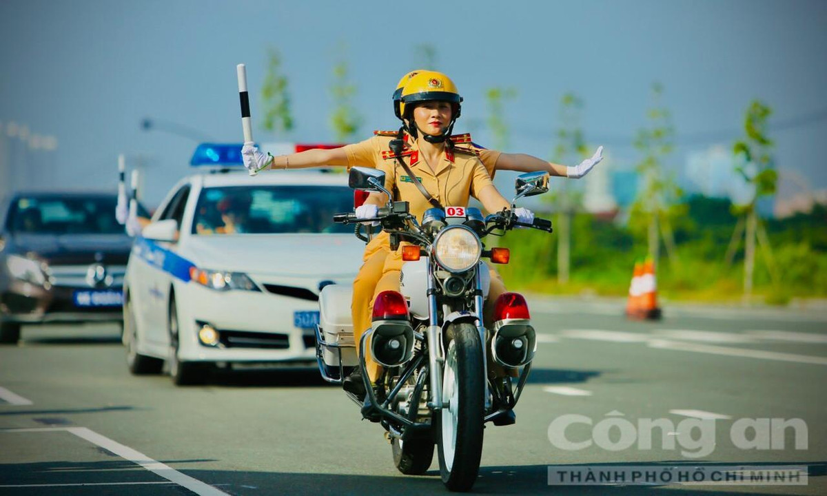 Nhằm phục vụ công tác dẫn đoàn chuyên nghiệp, 58 nữ CSGT phải hoàn thiện các kỹ năng phanh gấp trong tình huống bắt buộc, chạy đối đầu, chạy zic zắc, lái môtô một tay… (Ảnh CATPHCM)