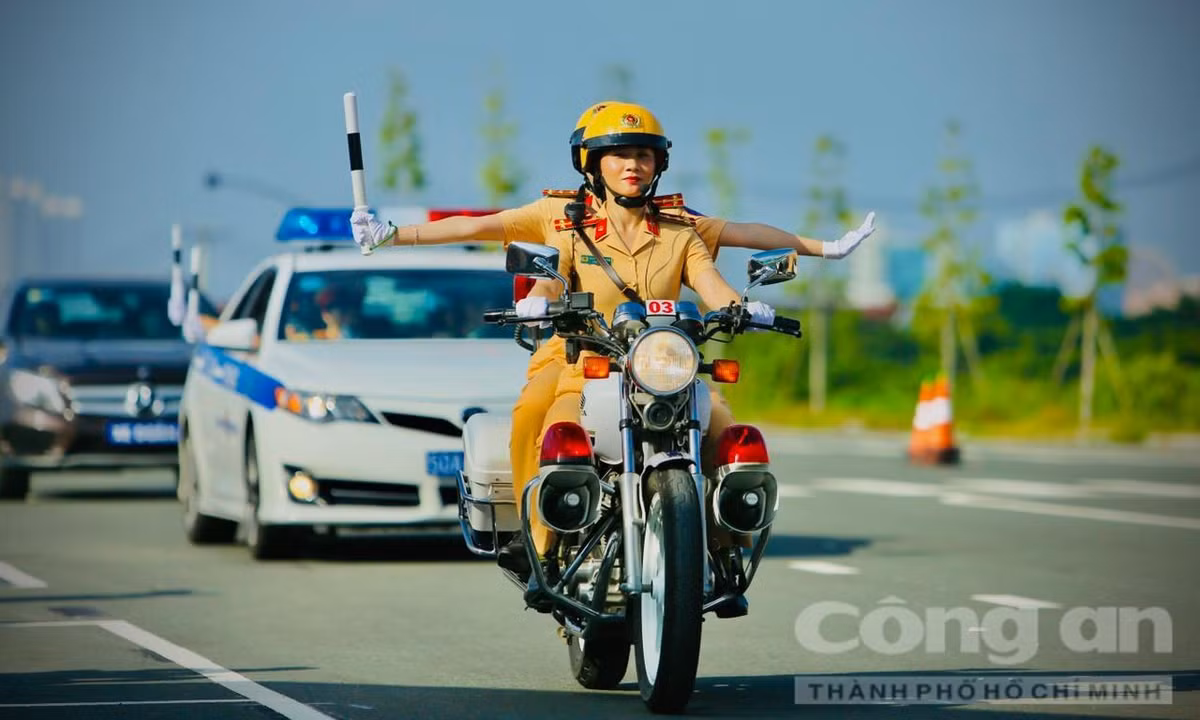 Nhằm phục vụ công tác dẫn đoàn chuyên nghiệp, 58 nữ CSGT phải hoàn thiện các kỹ năng phanh gấp trong tình huống bắt buộc, chạy đối đầu, chạy zic zắc, lái môtô một tay… (Ảnh CATPHCM)