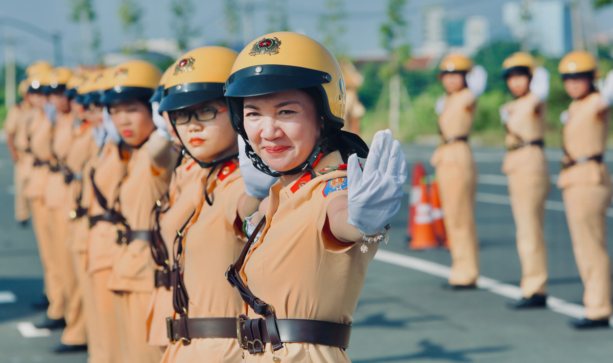 Còn các đồng chí nữ, nếu tham gia cũng chỉ dừng ở công tác chỉ huy, điều khiển giao thông, tham gia thực hiện các động tác dẫn đoàn ở phía sau tay lái của các chiến sĩ nam. Chúng ta chưa được chứng kiến hình ảnh người nữ CSGT trực tiếp điều khiển các phương tiện đặc chủng để thực hiện công tác dẫn đoàn.